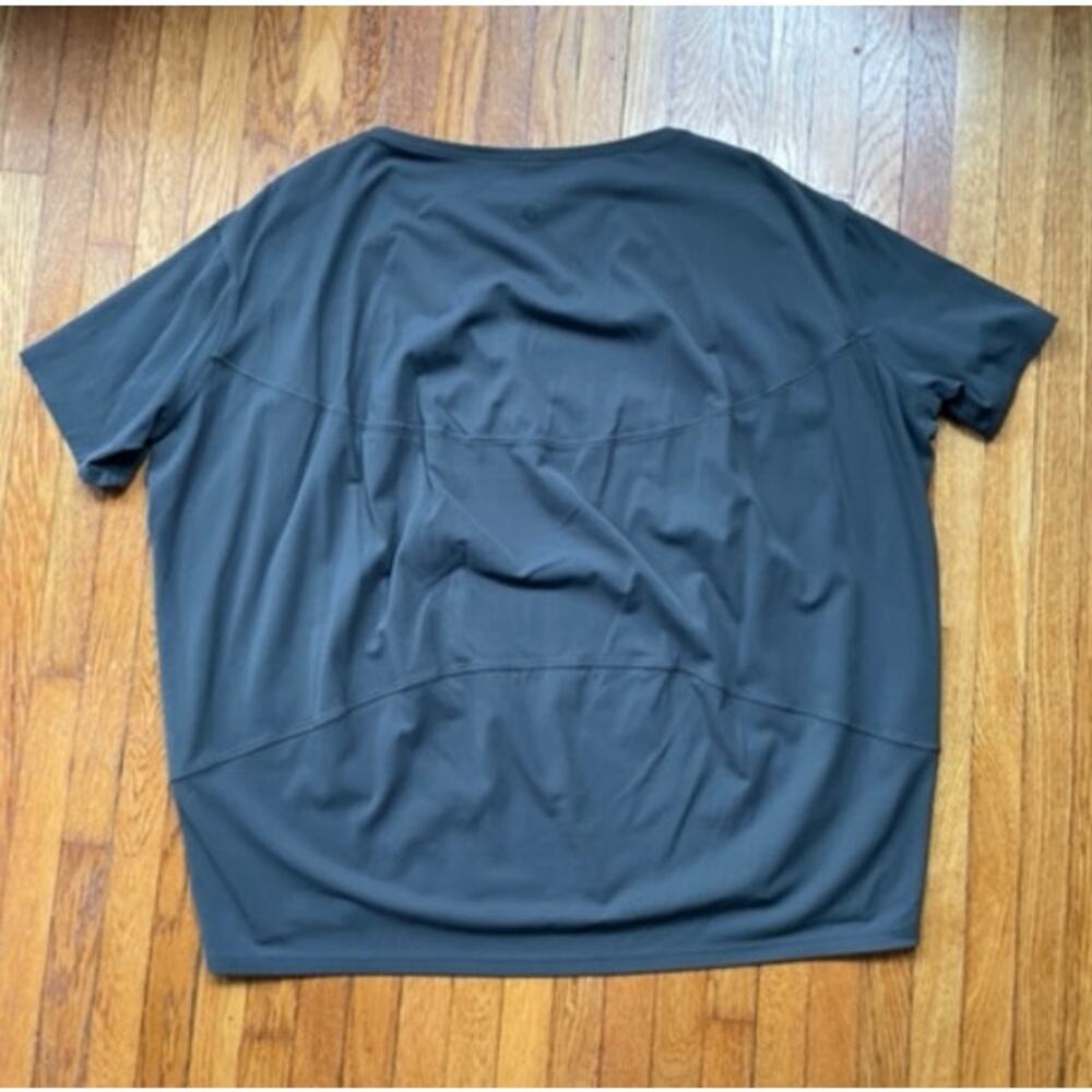 Lululemon Back in Action Short Sleeve *Nulu T-Shirt Size 8 Graphite Gray - Picture 2 of 3